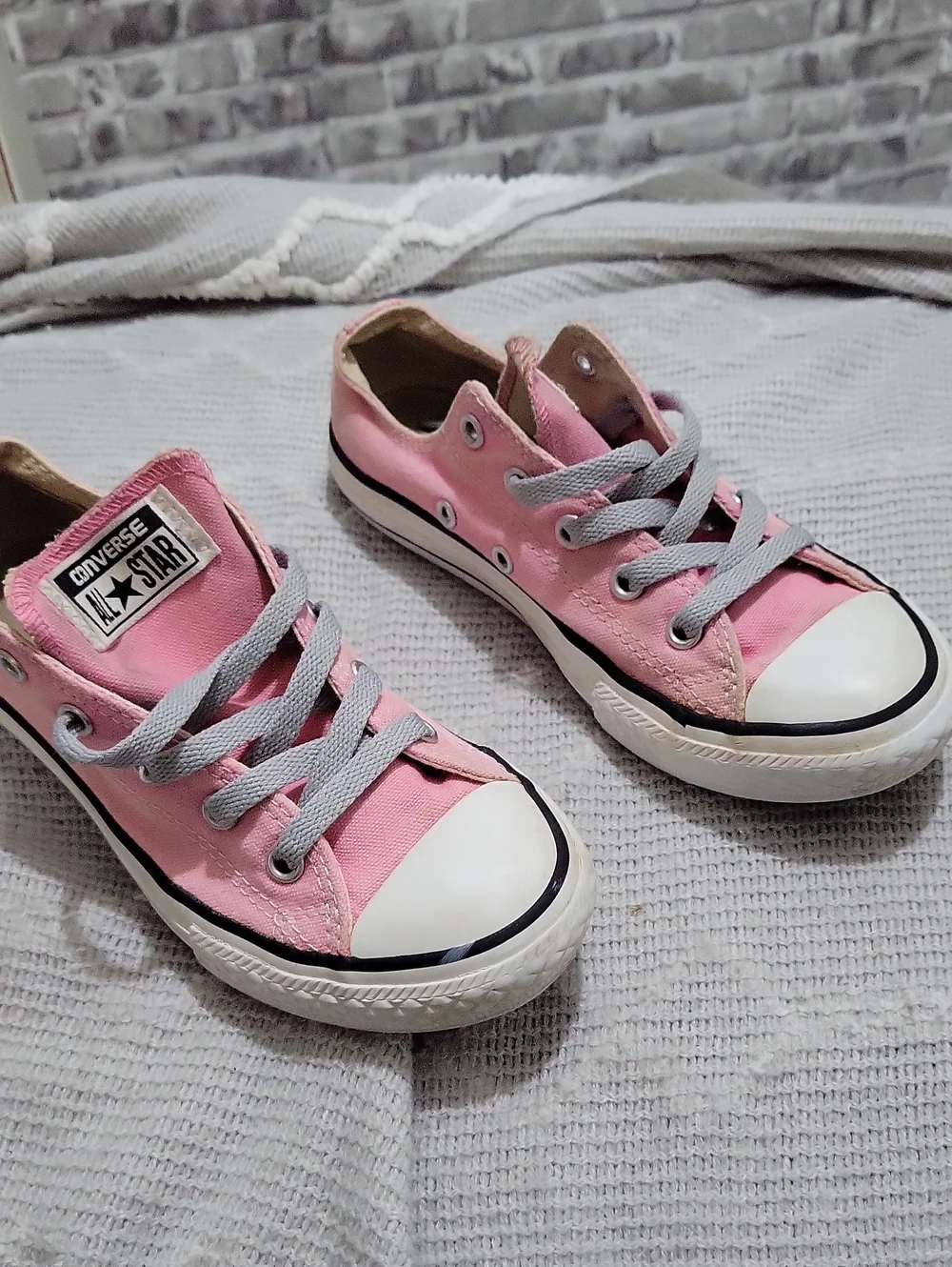 Converse Kids Pink Low-Top Canvas Sneakers with Gray Laces Size 1
